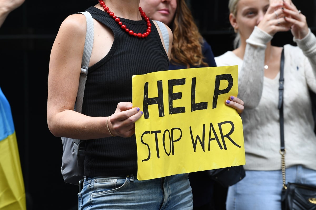 Молчать нельзя. Как Дженнифер Энистон помогает украинским беженцам
