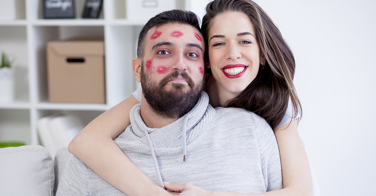 Мужчина и женщина целуются фото