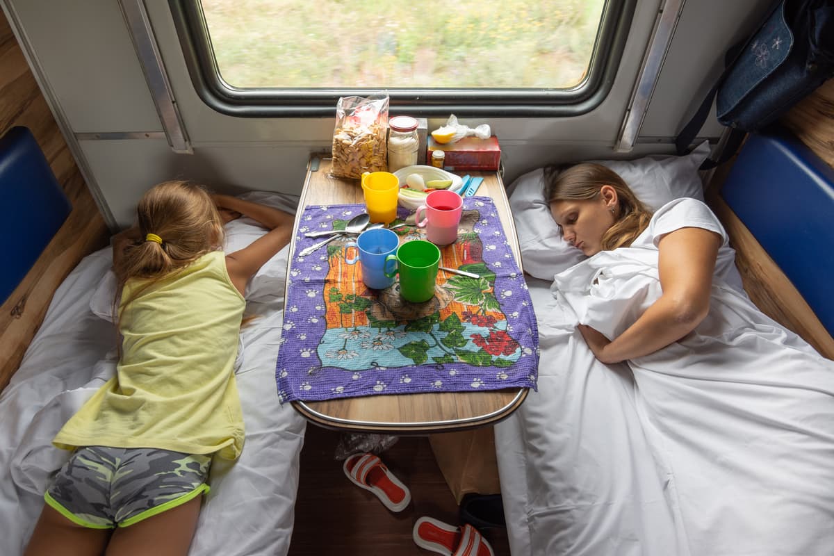 Дети спят в поезде